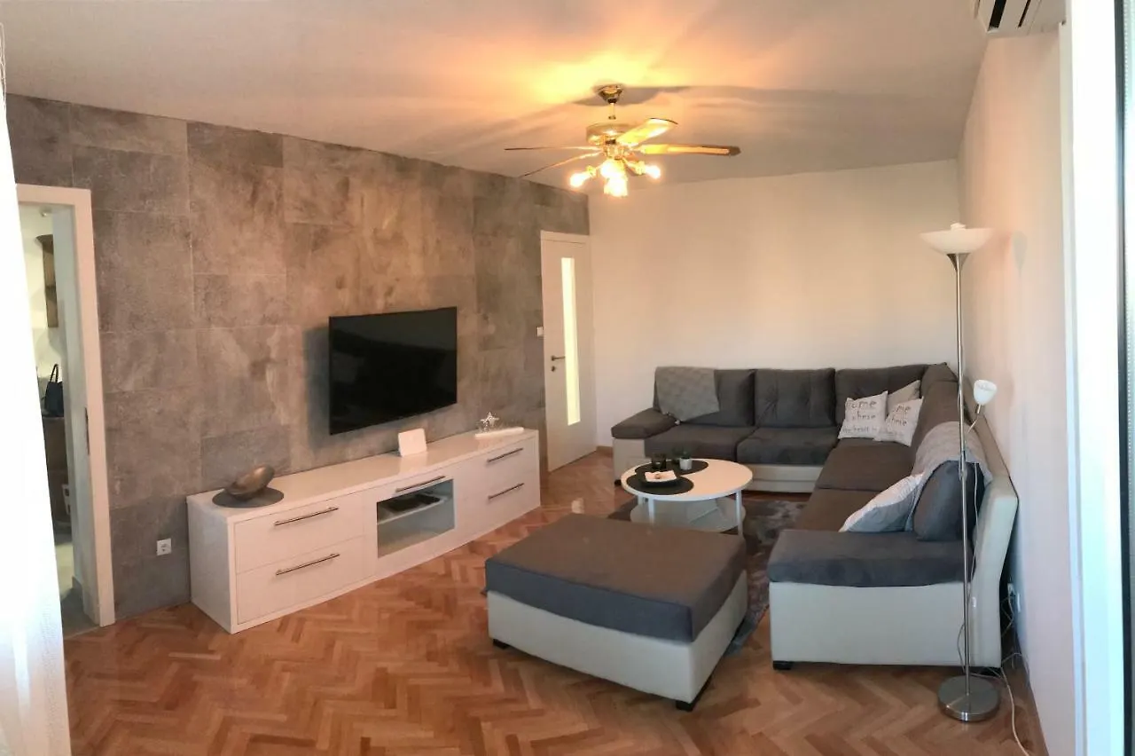 M&R Apartment Split